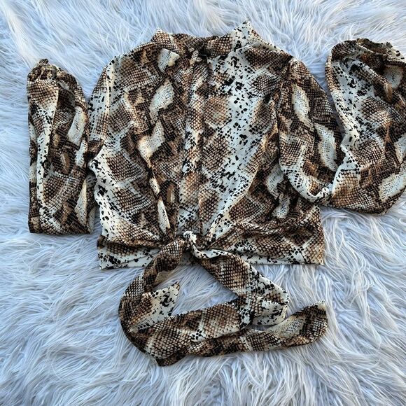 FASHION NOVA 💫Women’s Animal print Tie Front Crop Tops💫large - Picture 2 of 5